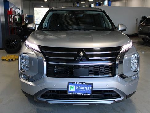 Used 2025 Mitsubishi Outlander SE AWD/4WD image 2