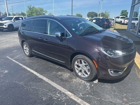 Used 2017 Chrysler Pacifica Limited w/ UConnect Theater Package FWD image 5