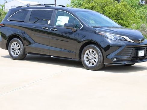 New 2026 Toyota Sienna XLE FWD image 1