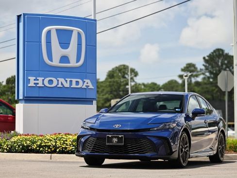Used 2025 Toyota Camry SE FWD image 1