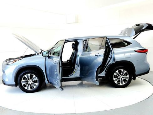 Used 2023 Toyota Highlander XLE AWD/4WD image 10