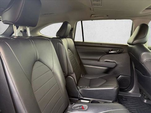 Used 2022 Toyota Highlander XLE FWD image 24