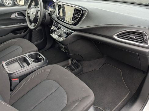 Used 2023 Chrysler Pacifica Touring image 39