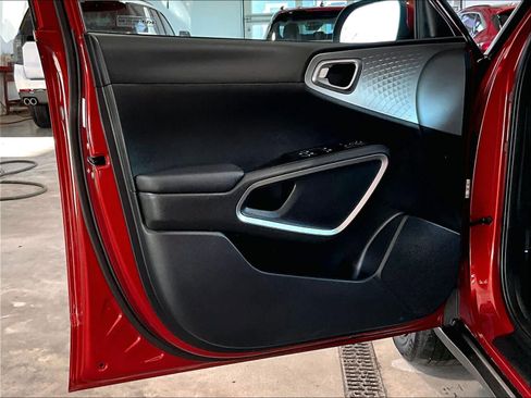 Used 2023 Kia Soul LX image 9