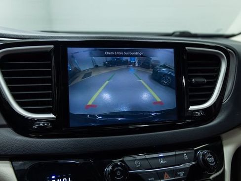 Used 2022 Chrysler Pacifica Touring-L FWD image 17