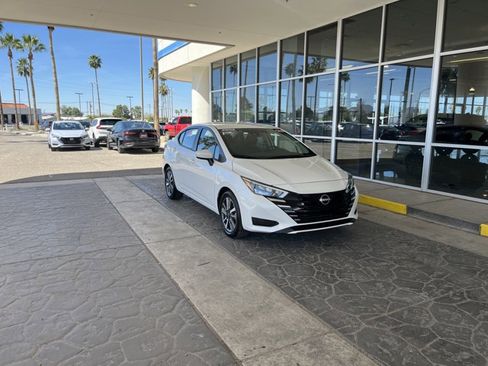 Used 2025 Nissan Versa SV image 5