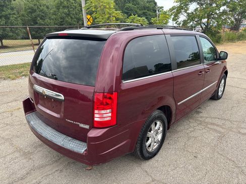 Used 2009 Chrysler Town & Country Touring w/ Entertainment Group #2 FWD image 3