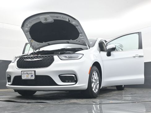 Used 2023 Chrysler Pacifica Touring-L FWD image 37