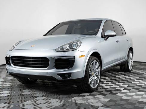 Used 2018 Porsche Cayenne Platinum Edition w/ Premium Package image 2