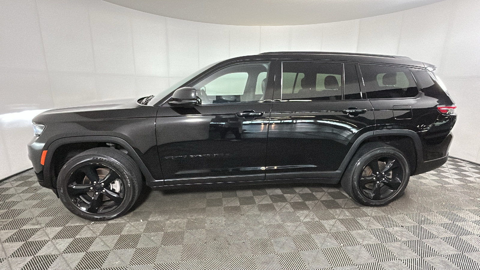 Used 2023 Jeep Grand Cherokee L Laredo AWD/4WD image 7
