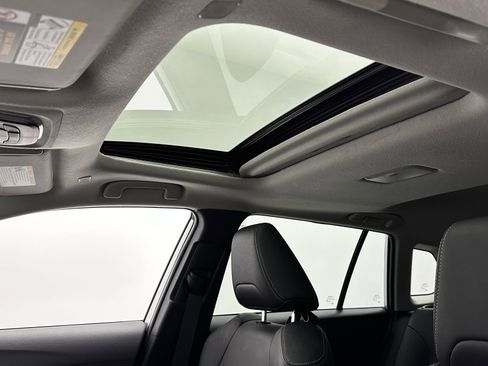 Used 2023 Toyota Corolla Cross XLE w/ Convenience Package image 5