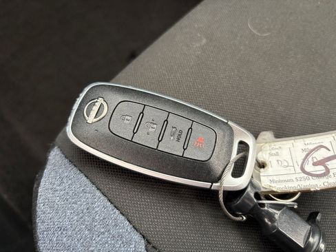 Used 2025 Nissan Versa SV FWD image 21