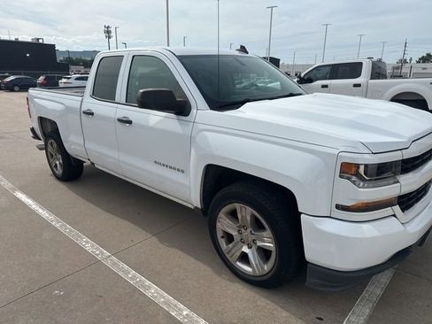 Used 2017 Chevrolet Silverado 1500 Custom w/ Custom Convenience Package RWD image 3