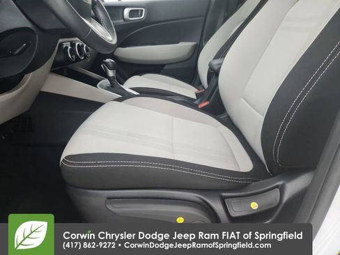 Used 2025 Hyundai Venue SEL FWD image 19