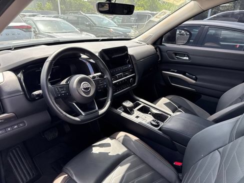 Certified 2025 Nissan Pathfinder Platinum AWD/4WD image 11