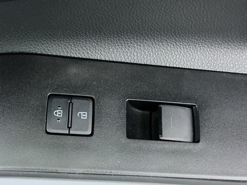 Used 2023 Toyota Highlander LE image 29