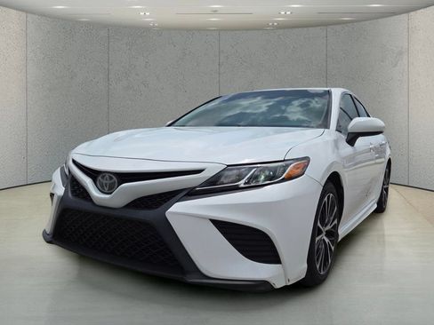 Used 2018 Toyota Camry SE FWD image 11