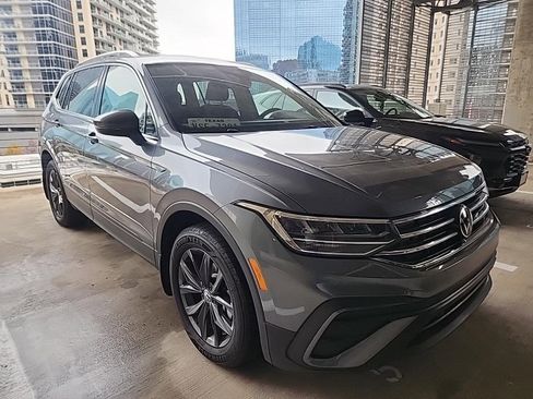 Used 2022 Volkswagen Tiguan SE image 2