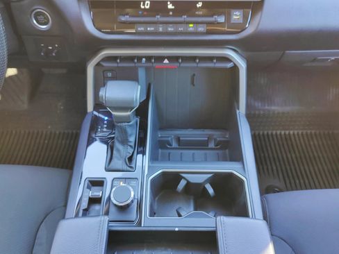 Used 2022 Toyota Tundra SR5 w/ SR5 Convenience Package AWD/4WD image 19