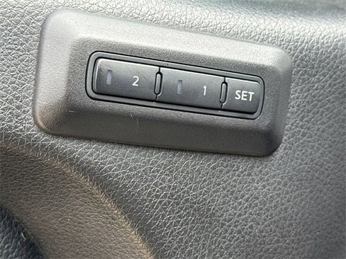 Used 2017 Nissan Titan SL image 20