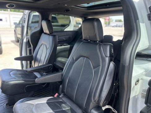 Used 2018 Chrysler Pacifica Touring-L Plus FWD image 32