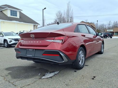 Used 2025 Hyundai Elantra SE image 3