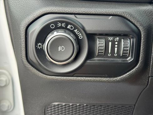 Used 2019 Jeep Wrangler Unlimited Sahara w/ Dual Top Group AWD/4WD image 19