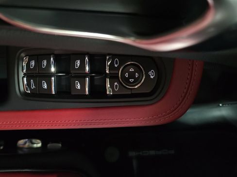 Certified 2025 Porsche Macan AWD/4WD image 21