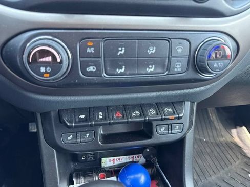 Used 2022 Chevrolet Colorado Z71 AWD/4WD image 8