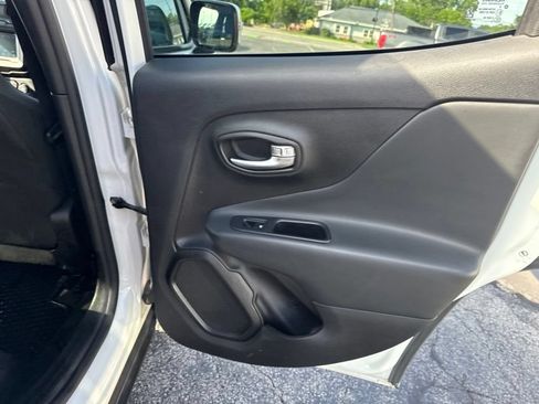 Used 2020 Jeep Renegade Altitude AWD/4WD image 34
