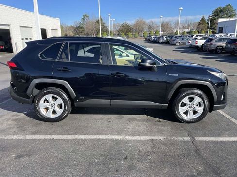 Used 2019 Toyota RAV4 XLE AWD/4WD image 10