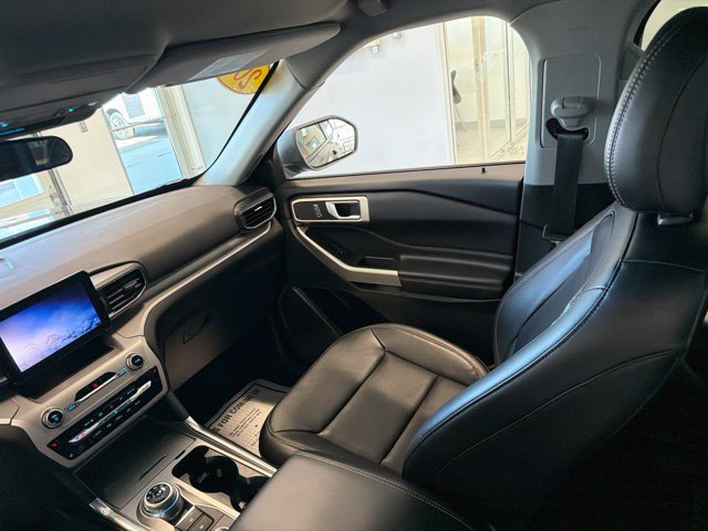 Used 2023 Ford Explorer XLT w/ Equipment Group 202A AWD/4WD image 31