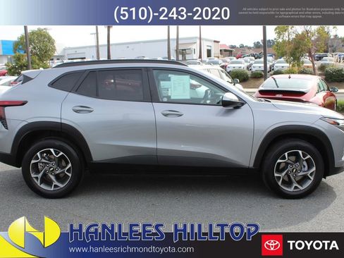 Used 2025 Chevrolet Trax LT w/ LT Convenience Package image 6