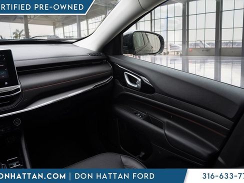 Used 2022 Jeep Compass Trailhawk w/ Trailhawk Convenience Group AWD/4WD image 17