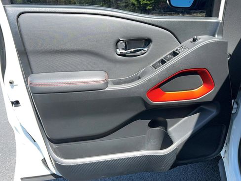 Used 2022 Nissan Frontier PRO-4X image 12