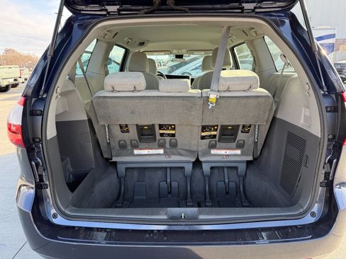 Used 2018 Toyota Sienna L w/ Carpet Mat Package image 26