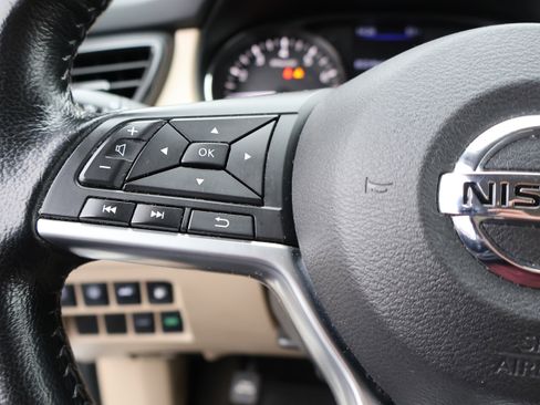 Used 2020 Nissan Rogue SV image 36