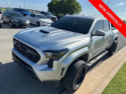 Used 2024 Toyota Tacoma TRD Sport AWD/4WD image 3