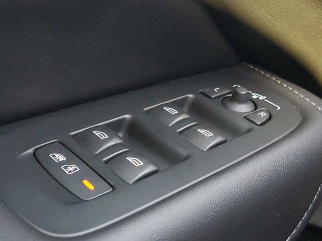 Used 2023 Volvo XC60 T8 Ultimate w/ Climate Package AWD/4WD image 24