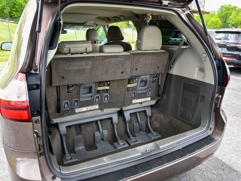 Used 2018 Toyota Sienna XLE FWD image 12