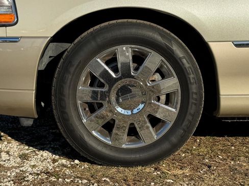 Used 2005 Lincoln Town Car Signature Limited image 15