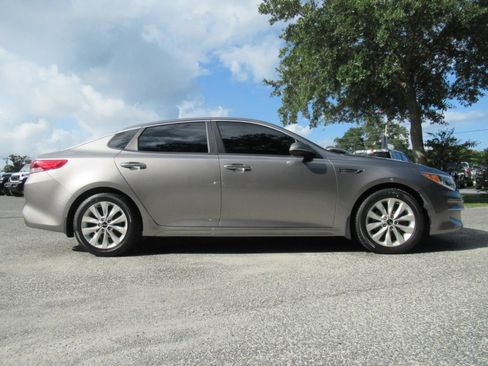 Used 2018 Kia Optima LX w/ 17" Alloy Wheels Package FWD image 2
