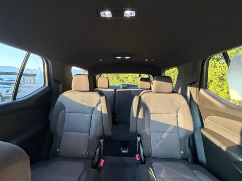 Used 2023 Chevrolet Traverse LT FWD image 3