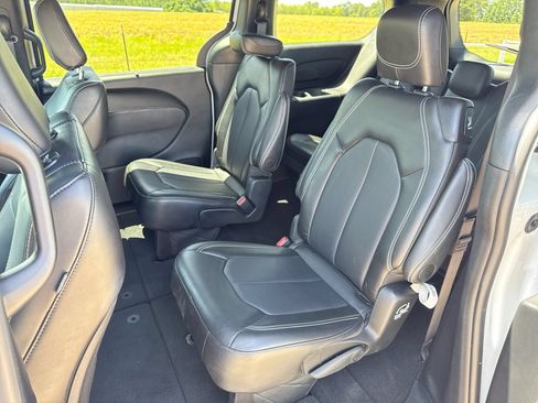 Used 2025 Chrysler Pacifica Select FWD image 21
