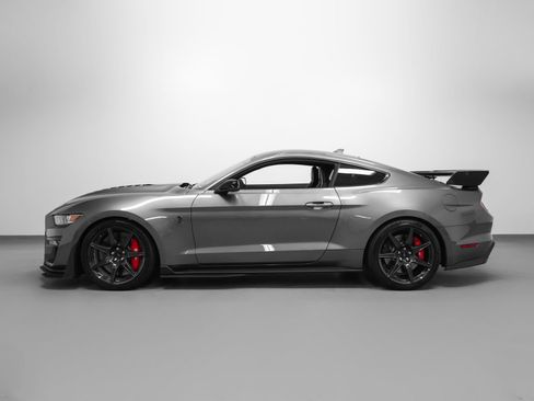Used 2022 Ford Mustang Shelby GT500 w/ Carbon Fiber Track Pack RWD image 2
