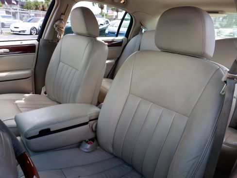 Used 2003 Lincoln Town Car Signature image 6