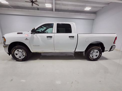 Used 2022 RAM 2500 Tradesman w/ Chrome Appearance Group AWD/4WD image 4