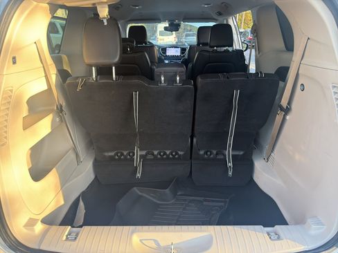 Used 2024 Chrysler Pacifica Touring-L image 31