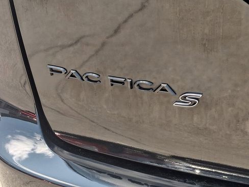 Used 2020 Chrysler Pacifica Touring-L w/ S Appearance Package FWD image 32