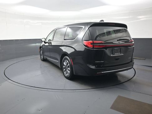 Used 2023 Chrysler Pacifica Limited FWD image 5